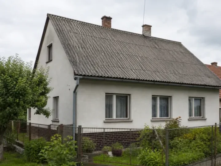 Výměna eternitové střechy krok za krokem: od posouzení po novou krytinu