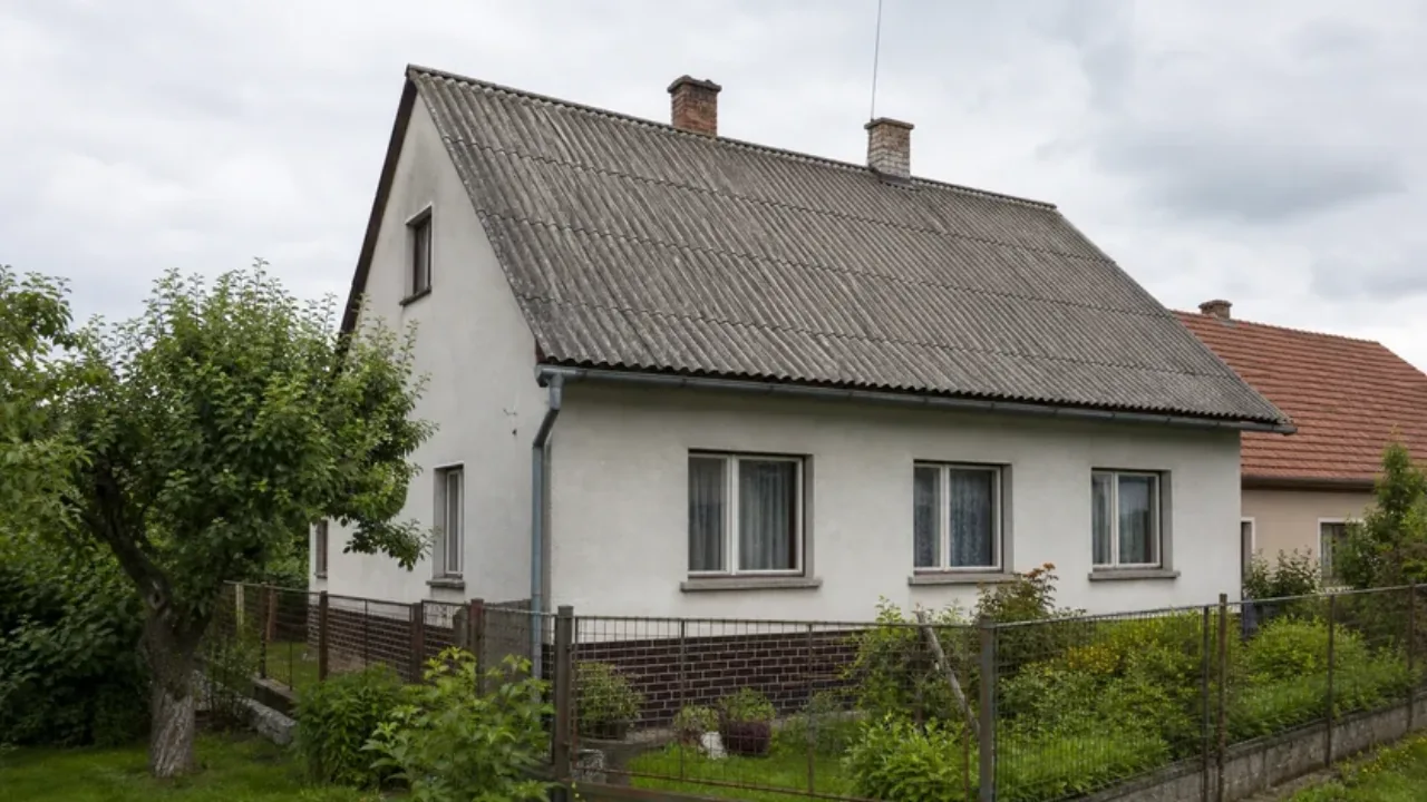 Výměna eternitové střechy krok za krokem: od posouzení po novou krytinu